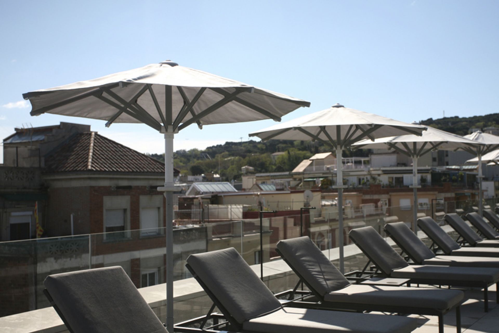 Guarda-sóis de Ibiza alinhados no terraço do hotel